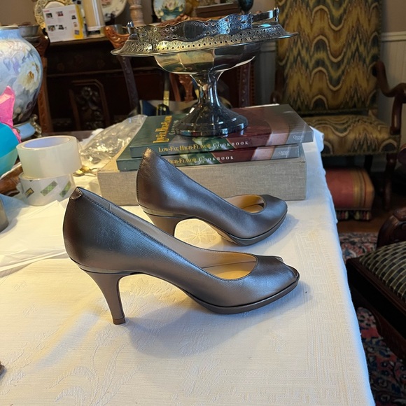 Lovely pair of Cole Haan Heels, size 7, with open toe and approx 3” heels - Picture 2 of 5